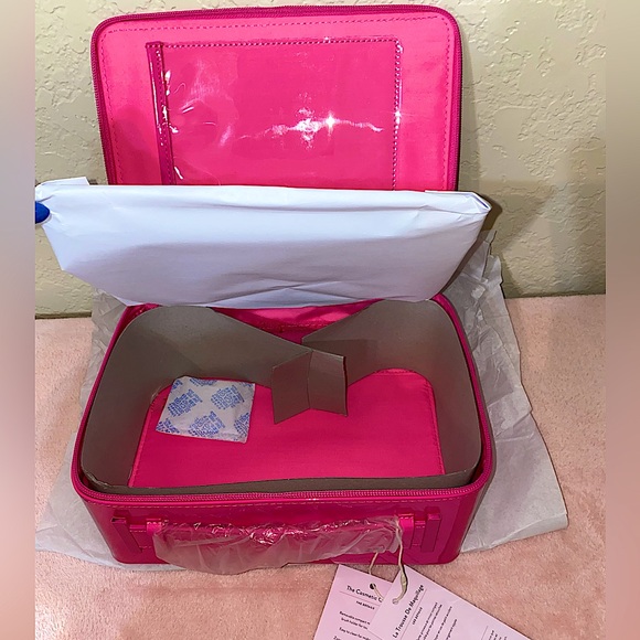 BEIS x BARBIE The Cosmetic Case
IN BARBIE™ PINK - Picture 4 of 16